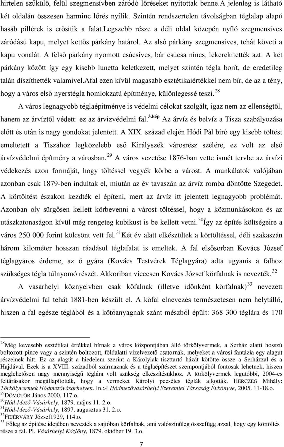 Az alsó párkány szegmensíves, tehát követi a kapu vonalát. A felső párkány nyomott csúcsíves, bár csúcsa nincs, lekerekítették azt.