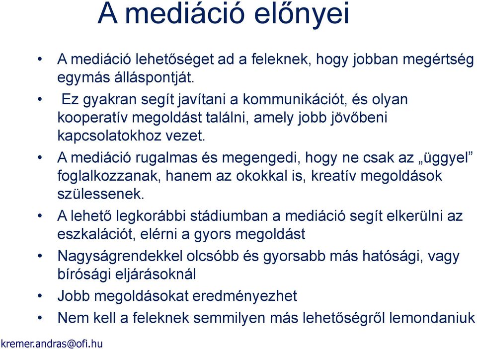 A mediáció rugalmas és megengedi, hogy ne csak az üggyel foglalkozzanak, hanem az okokkal is, kreatív megoldások szülessenek.