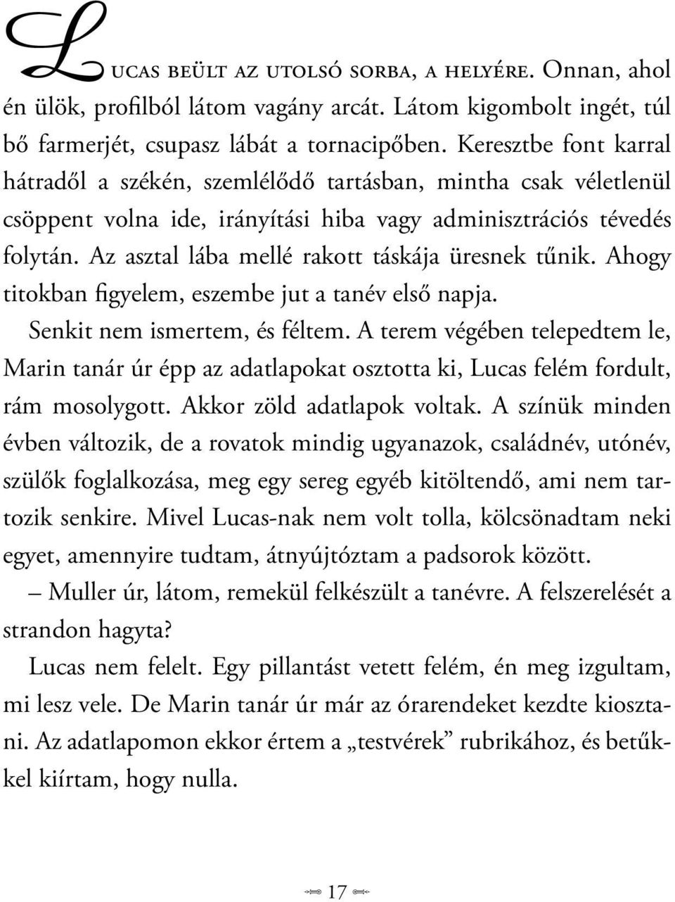 Az asztal lába mellé rakott táskája üresnek tűnik. Ahogy titokban figyelem, eszembe jut a tanév első napja. Senkit nem ismertem, és féltem.