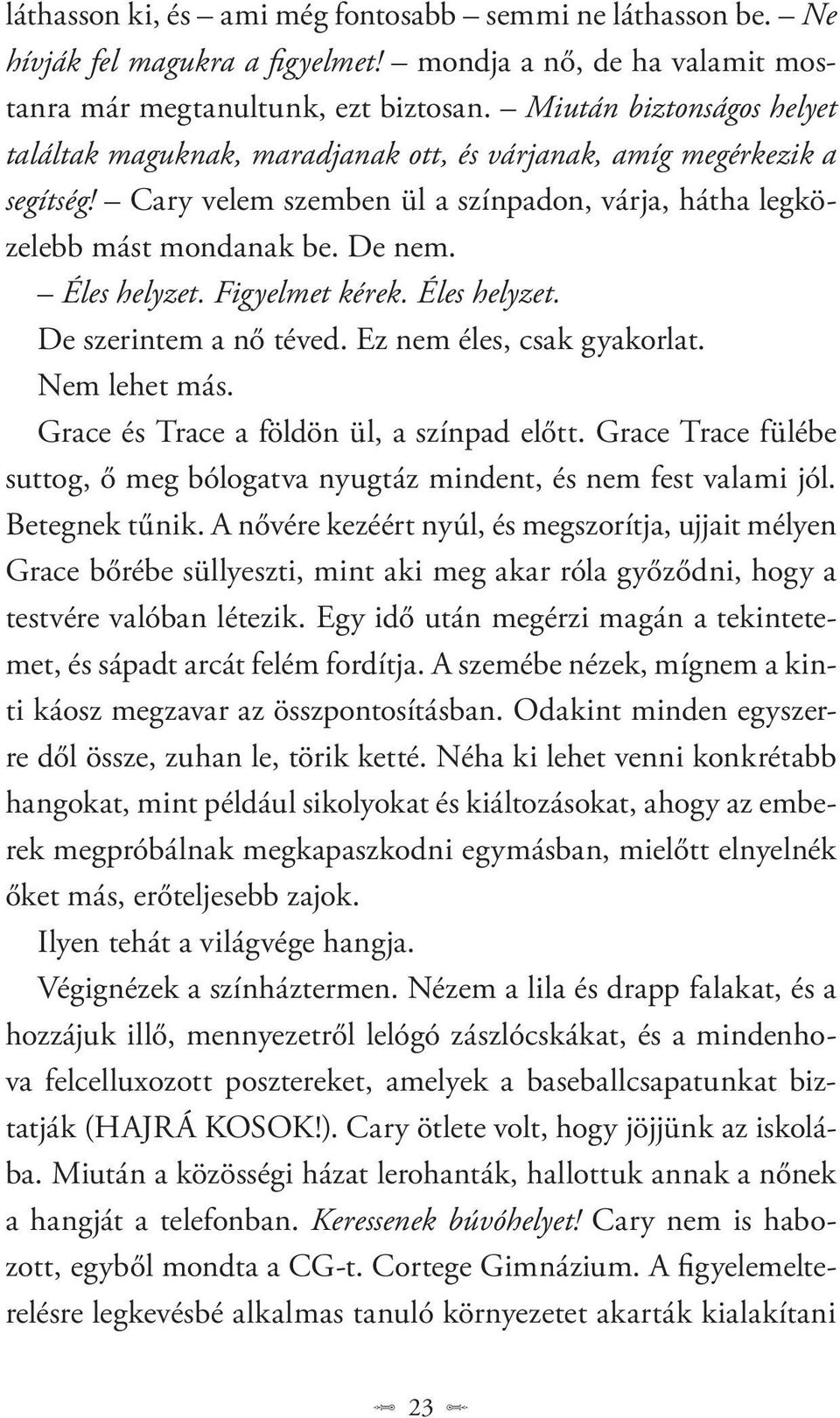 Éles helyzet. Figyelmet kérek. Éles helyzet. De szerintem a nő téved. Ez nem éles, csak gyakorlat. Nem lehet más. Grace és Trace a földön ül, a színpad előtt.