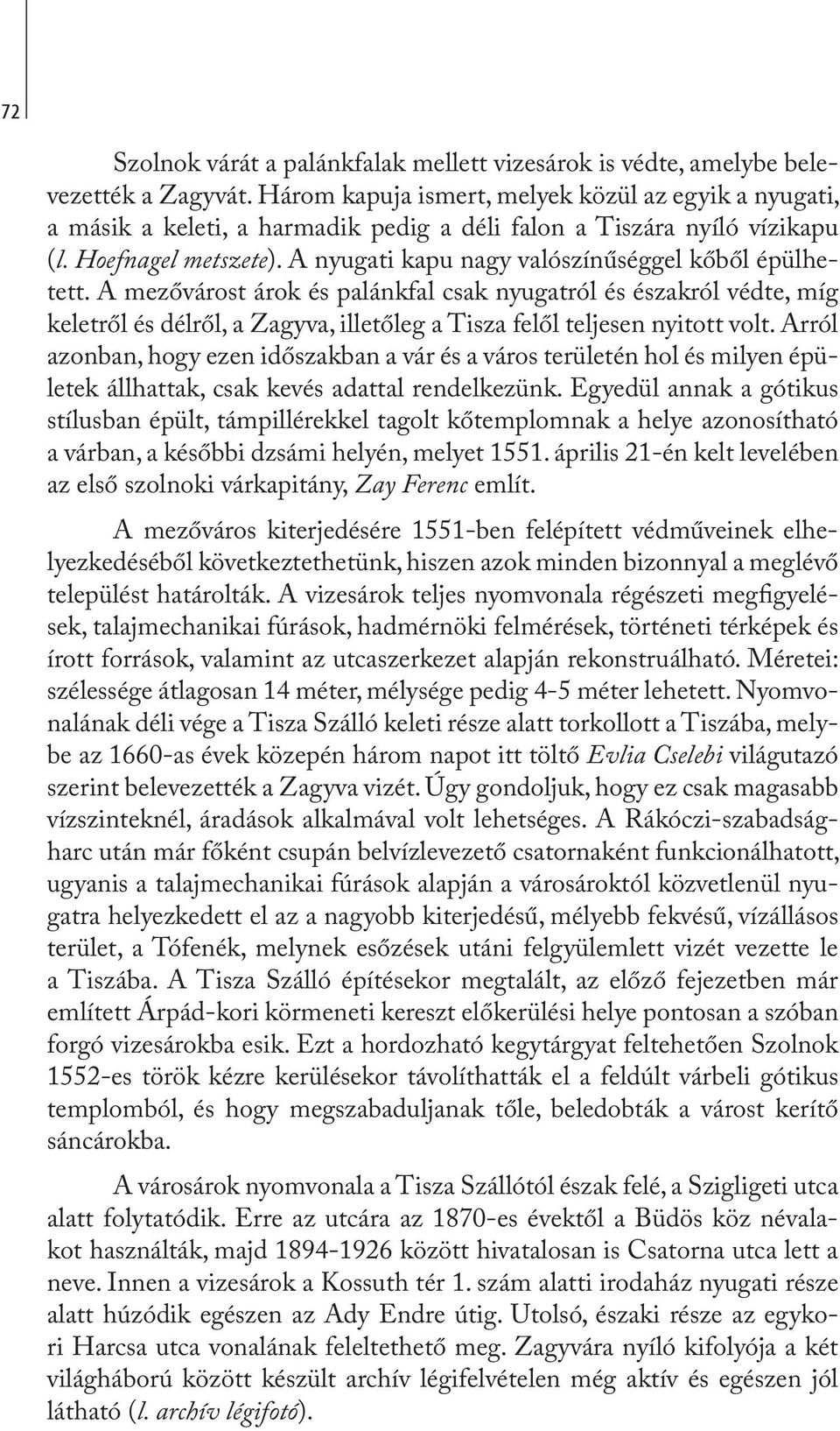 A nyugati kapu nagy valószínűséggel kőből épülhetett. A mezővárost árok és palánkfal csak nyugatról és északról védte, míg keletről és délről, a Zagyva, illetőleg a Tisza felől teljesen nyitott volt.