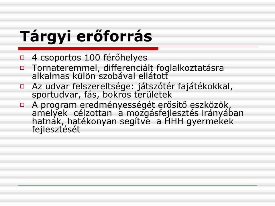 fajátékokkal, sportudvar, fás, bokros területek A program eredményességét erősítő