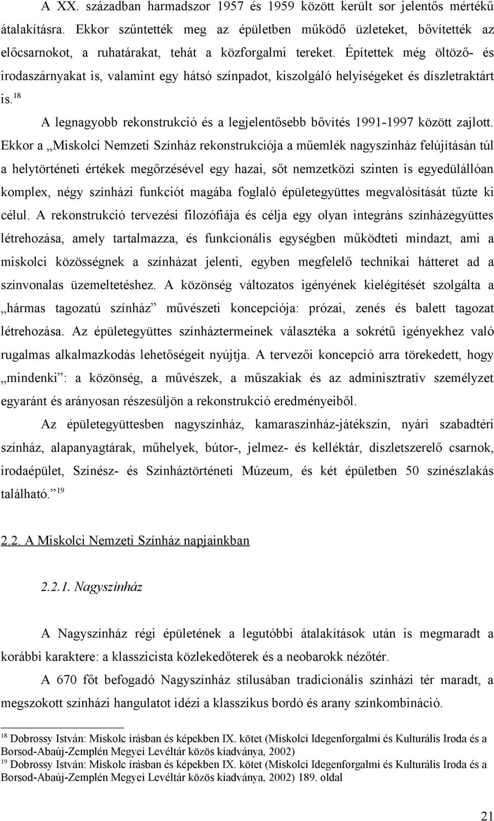 Építettek még öltöző- és irodaszárnyakat is, valamint egy hátsó színpadot, kiszolgáló helyiségeket és díszletraktárt is.