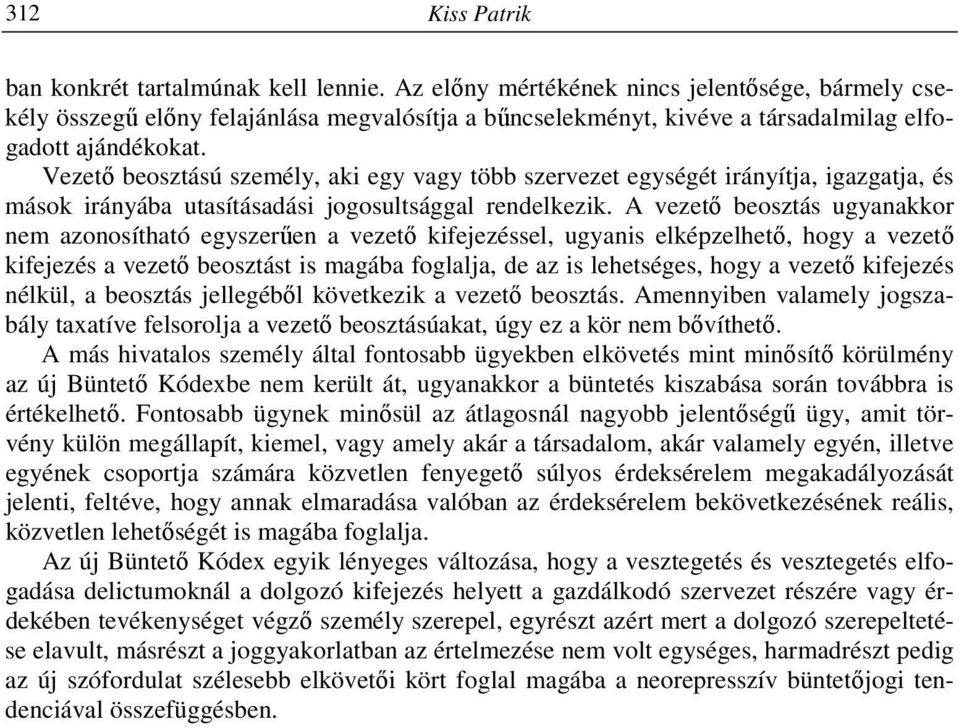 Vezető beosztású személy, aki egy vagy több szervezet egységét irányítja, igazgatja, és mások irányába utasításadási jogosultsággal rendelkezik.