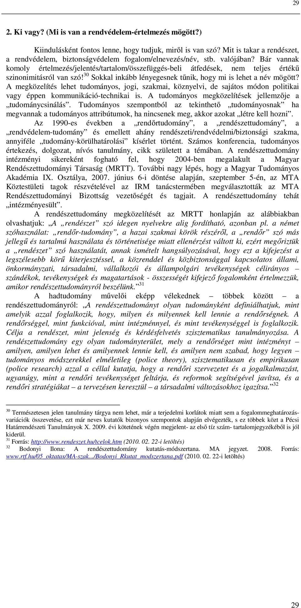 Bár vannak komoly értelmezés/jelentés/tartalom/összefüggés-beli átfedések, nem teljes értékű szinonimitásról van szó! 30 Sokkal inkább lényegesnek tűnik, hogy mi is lehet a név mögött?