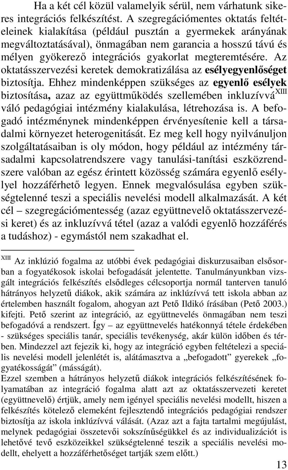 megteremtésére. Az oktatásszervezési keretek demokratizálása az esélyegyenlıséget biztosítja.