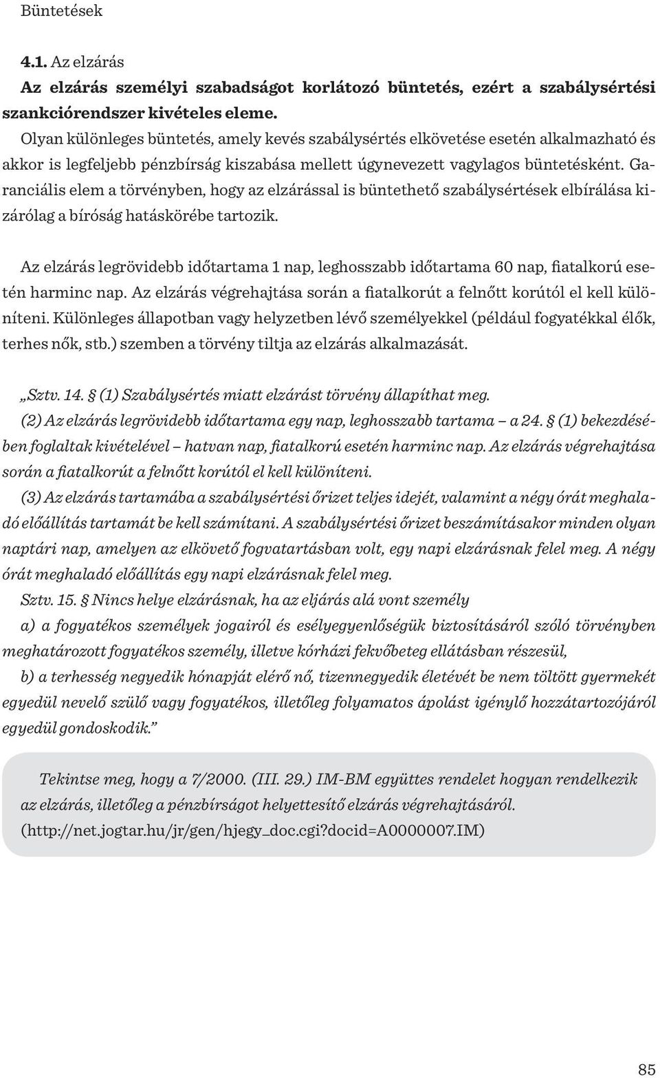 Garanciális elem a törvényben, hogy az elzárással is büntethető szabálysértések elbírálása kizárólag a bíróság hatáskörébe tartozik.