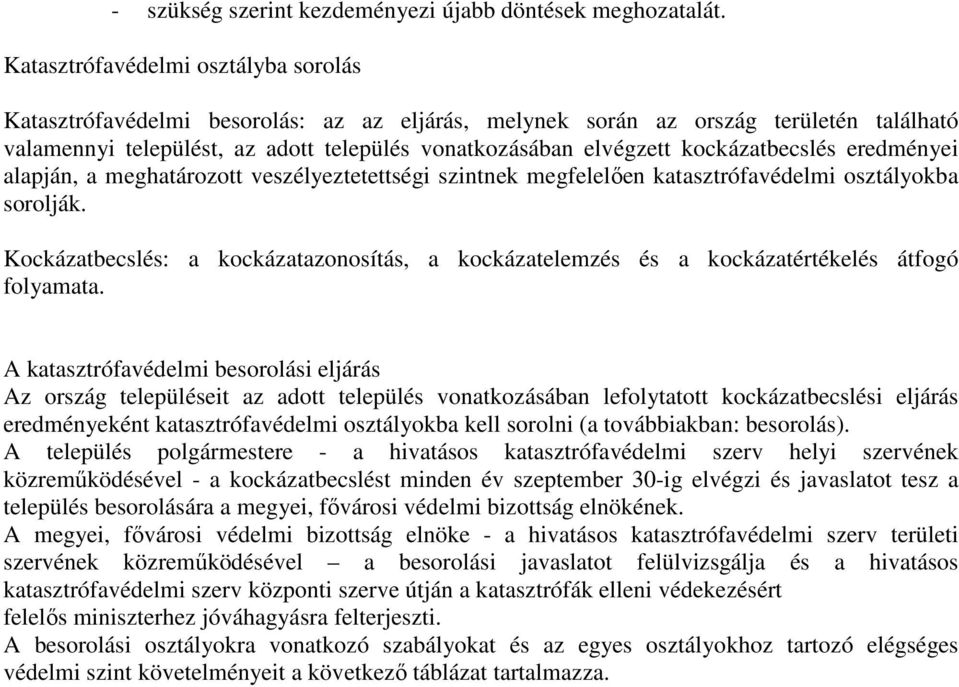 kockázatbecslés eredményei alapján, a meghatározott veszélyeztetettségi szintnek megfelelően katasztrófavédelmi osztályokba sorolják.