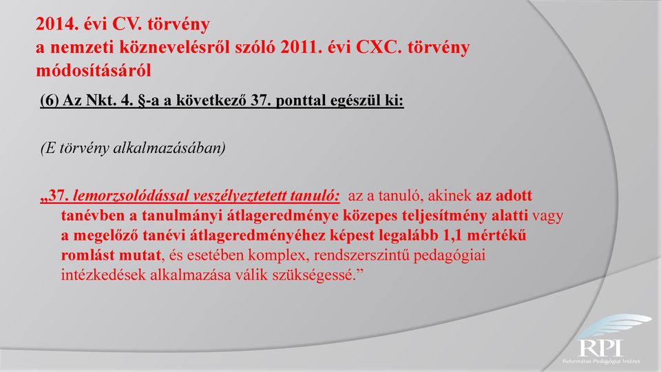 lemorzsolódással veszélyeztetett tanuló: az a tanuló, akinek az adott tanévben a tanulmányi átlageredménye közepes