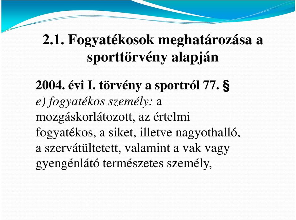 e) fogyatékos személy: a mozgáskorlátozott, az értelmi