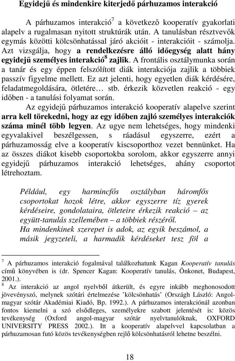 A frontális osztálymunka során a tanár és egy éppen felszólított diák interakciója zajlik a többiek passzív figyelme mellett.