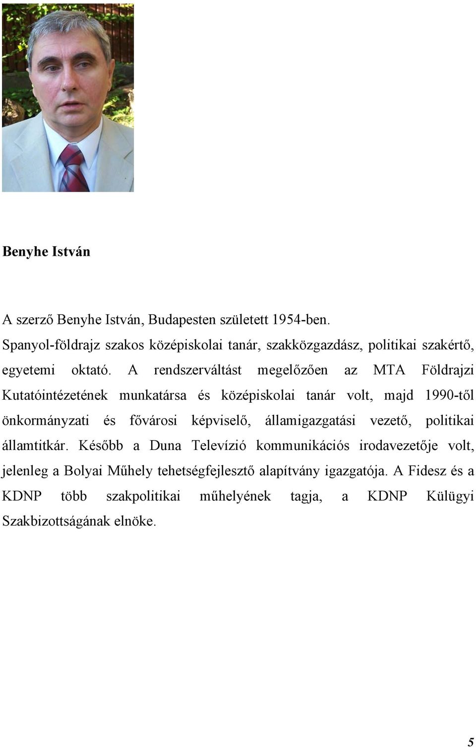 A rendszerváltást megelőzően az MTA Földrajzi Kutatóintézetének munkatársa és középiskolai tanár volt, majd 1990-től önkormányzati és fővárosi