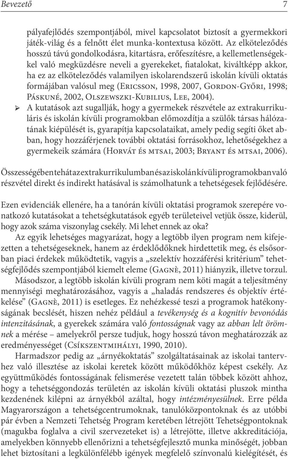 iskolarendszerű iskolán kívüli oktatás formájában valósul meg (Ericsson, 1998, 2007, Gordon-Győri, 1998; Páskuné, 2002, Olszewszki-Kubilius, Lee, 2004).