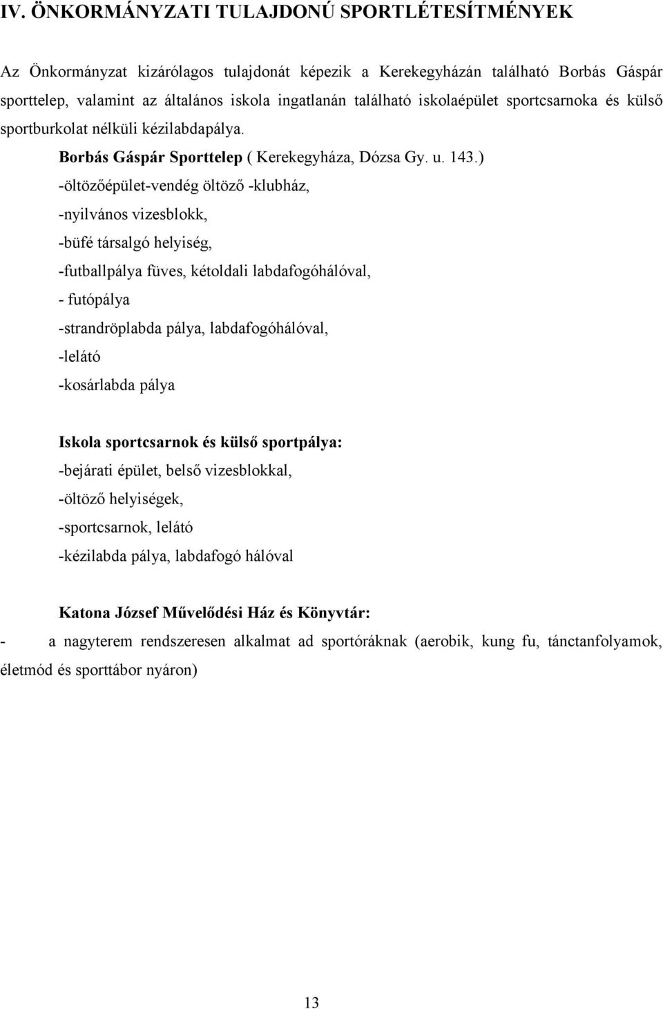 ) -öltözőépület-vendég öltöző -klubház, -nyilvános vizesblokk, -büfé társalgó helyiség, -futballpálya füves, kétoldali labdafogóhálóval, - futópálya -strandröplabda pálya, labdafogóhálóval, -lelátó