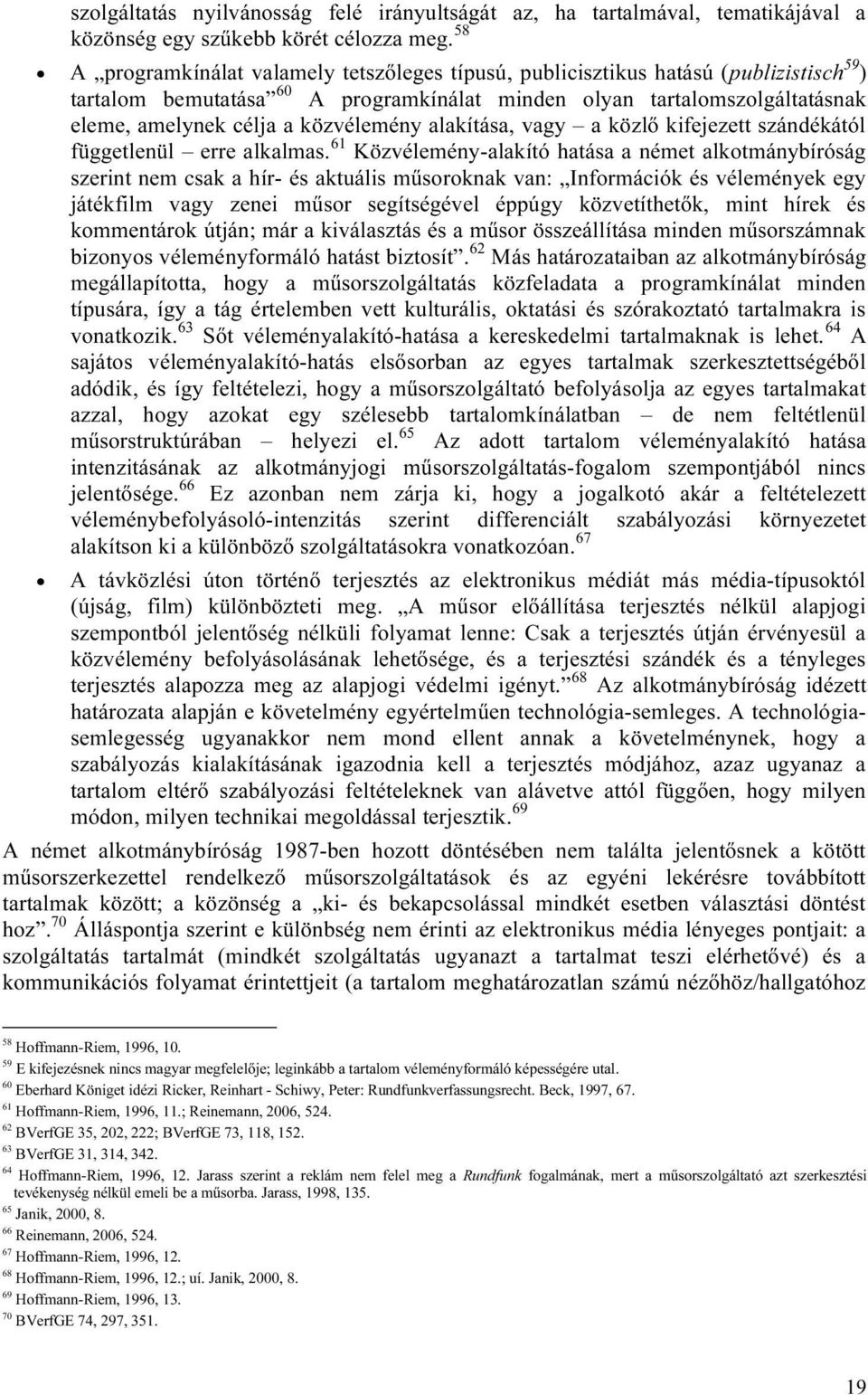 közvélemény alakítása, vagy a közlő kifejezett szándékától függetlenül erre alkalmas.