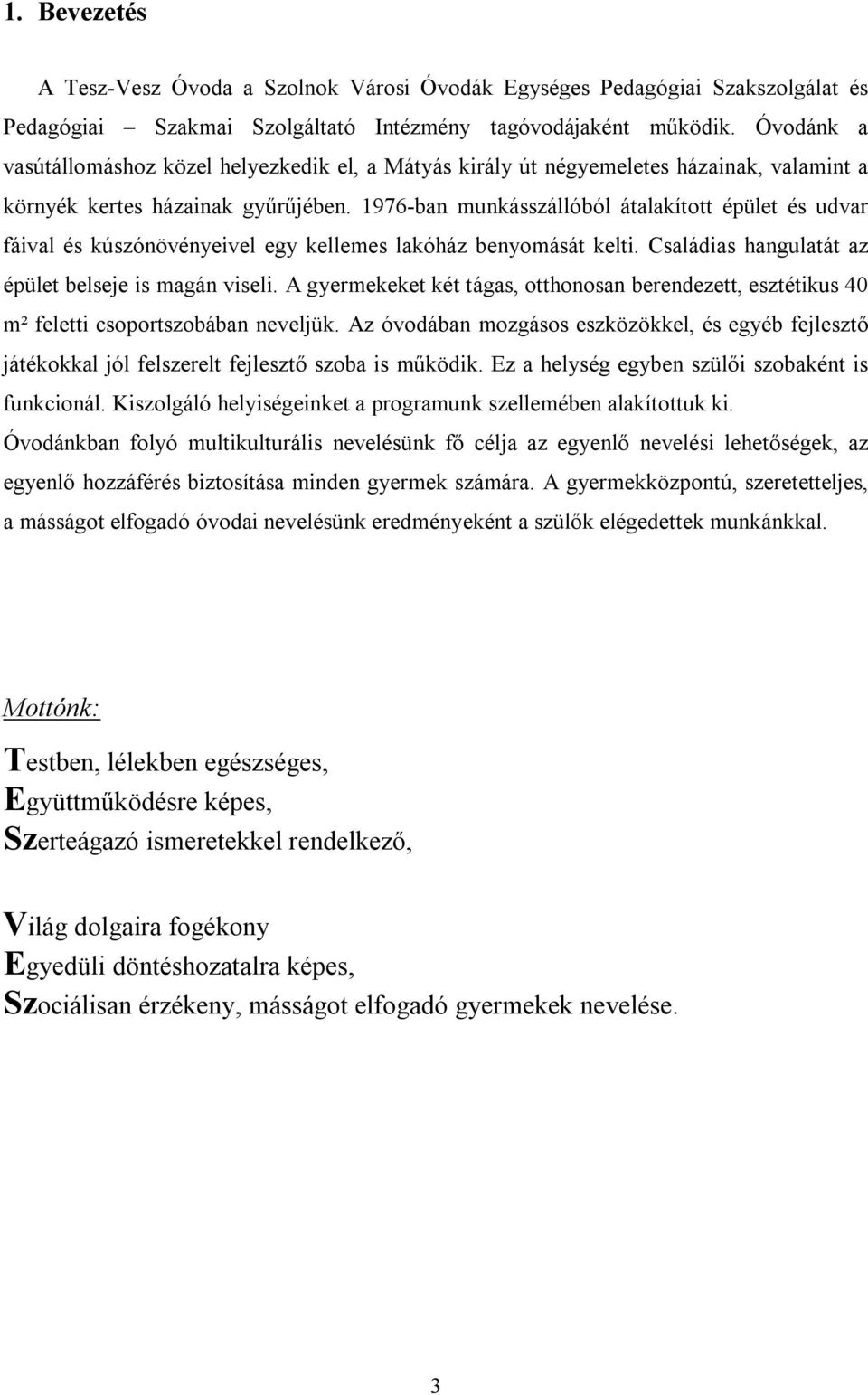 1976-ban munkásszállóból átalakított épület és udvar fáival és kúszónövényeivel egy kellemes lakóház benyomását kelti. Családias hangulatát az épület belseje is magán viseli.