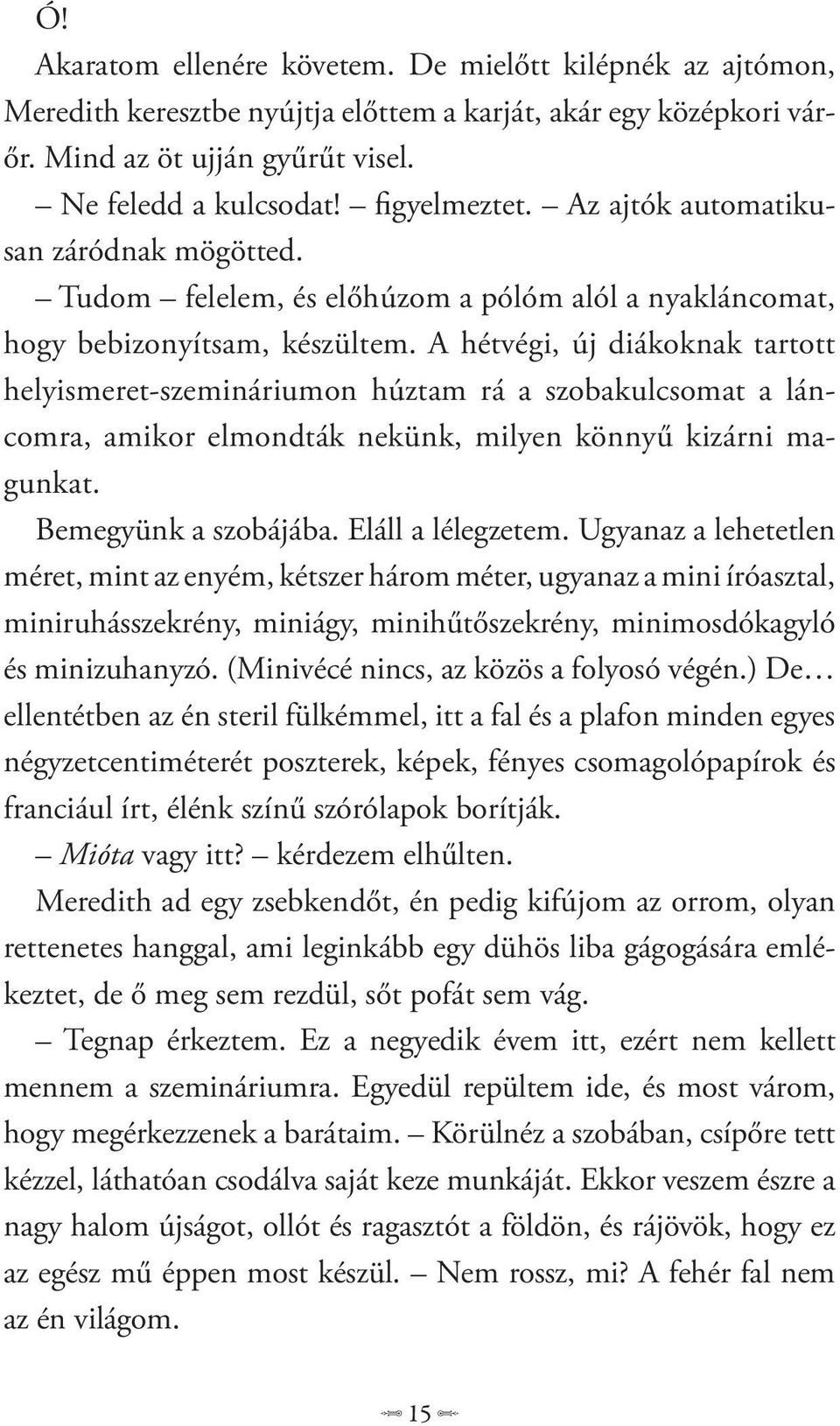 A hétvégi, új diákoknak tartott helyismeret-szemináriumon húztam rá a szobakulcsomat a láncomra, amikor elmondták nekünk, milyen könnyű kizárni magunkat. Bemegyünk a szobájába. Eláll a lélegzetem.