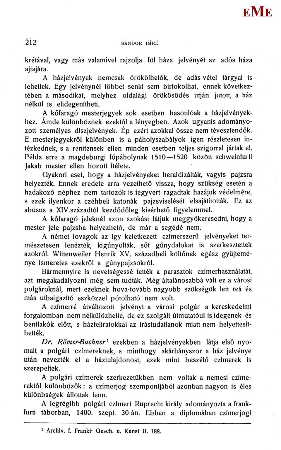 A kőfaragó mesterjegyek sok esetben hasonlóak a házjelvényekhez. Ámde különböznek ezektől a lényegben. Azok ugyanis adományozott személyes díszjelvények. Ép ezért azokkal össze nem tévesztendők.