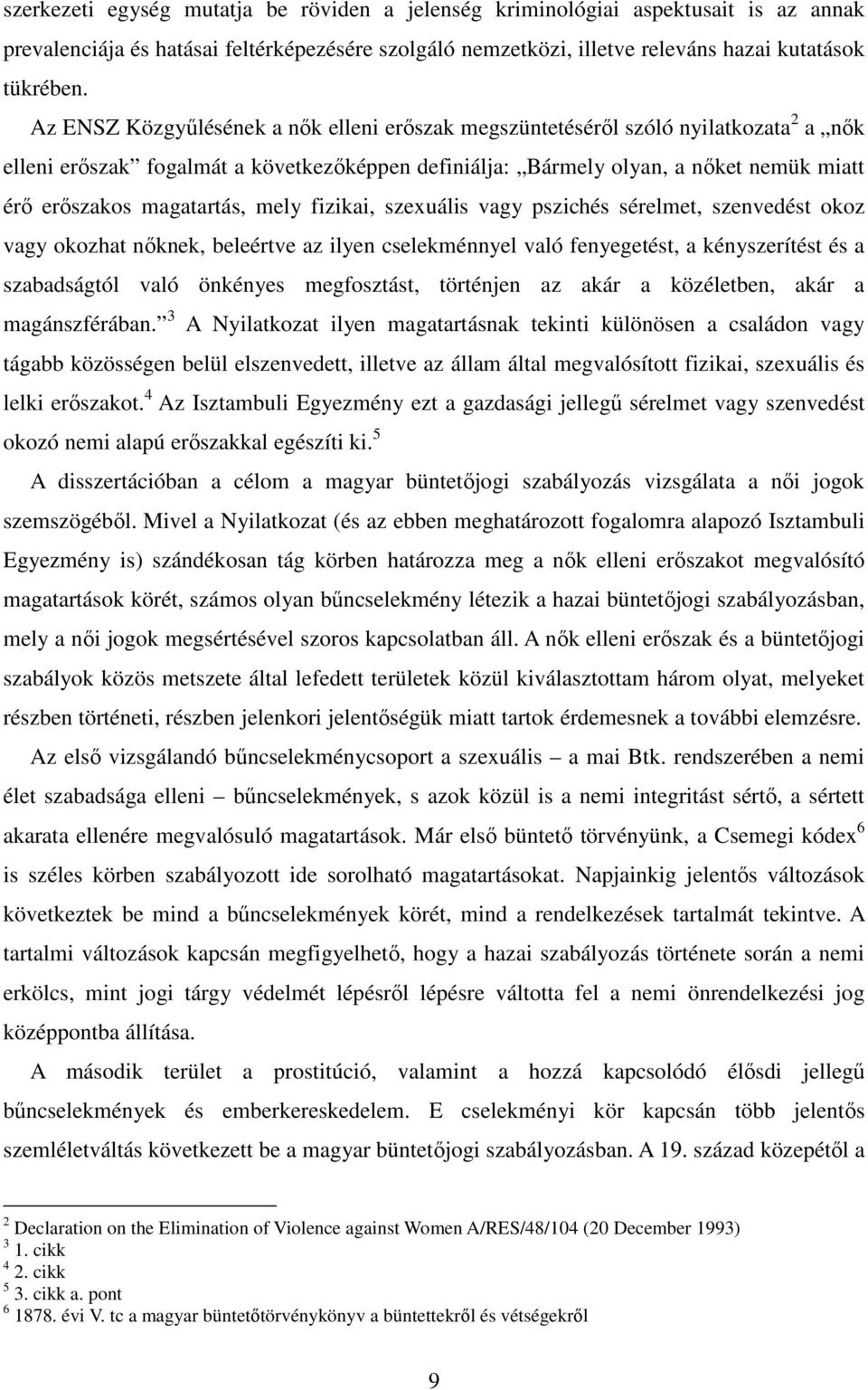 magatartás, mely fizikai, szexuális vagy pszichés sérelmet, szenvedést okoz vagy okozhat nıknek, beleértve az ilyen cselekménnyel való fenyegetést, a kényszerítést és a szabadságtól való önkényes