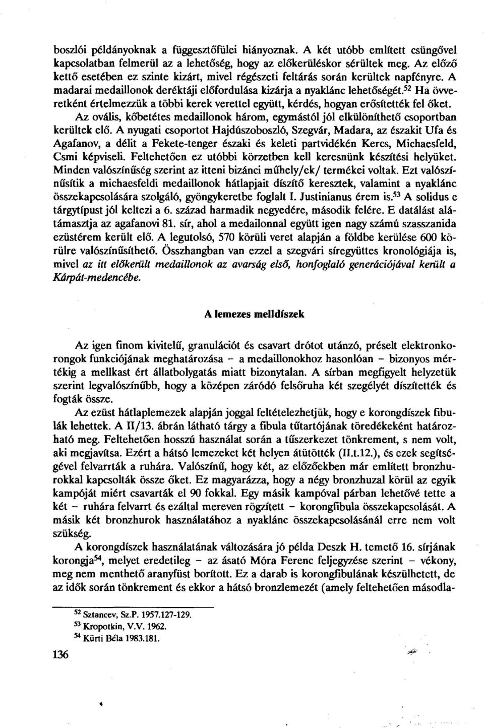 52 Ha öweretként értelmezzük a többi kerek verettél együtt, kérdés, hogyan erősítették fel őket. Az ovális, kőbetétes medaillonok három, egymástól jól elkülöníthető csoportban kerültek elő.