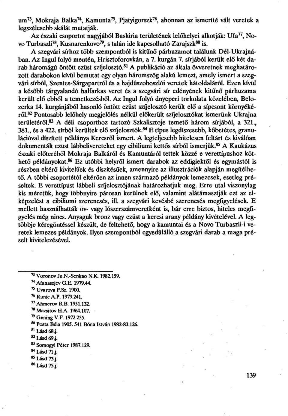 A szegvári sírhoz több szempontból is kitűnő párhuzamot találunk Dél-Ukrajnában. Az Ingül folyó mentén, Hrisztoforovkán, a 7. kurgán 7. sírjából került elő két darab háromágú öntött ezüst szíjelosztó.