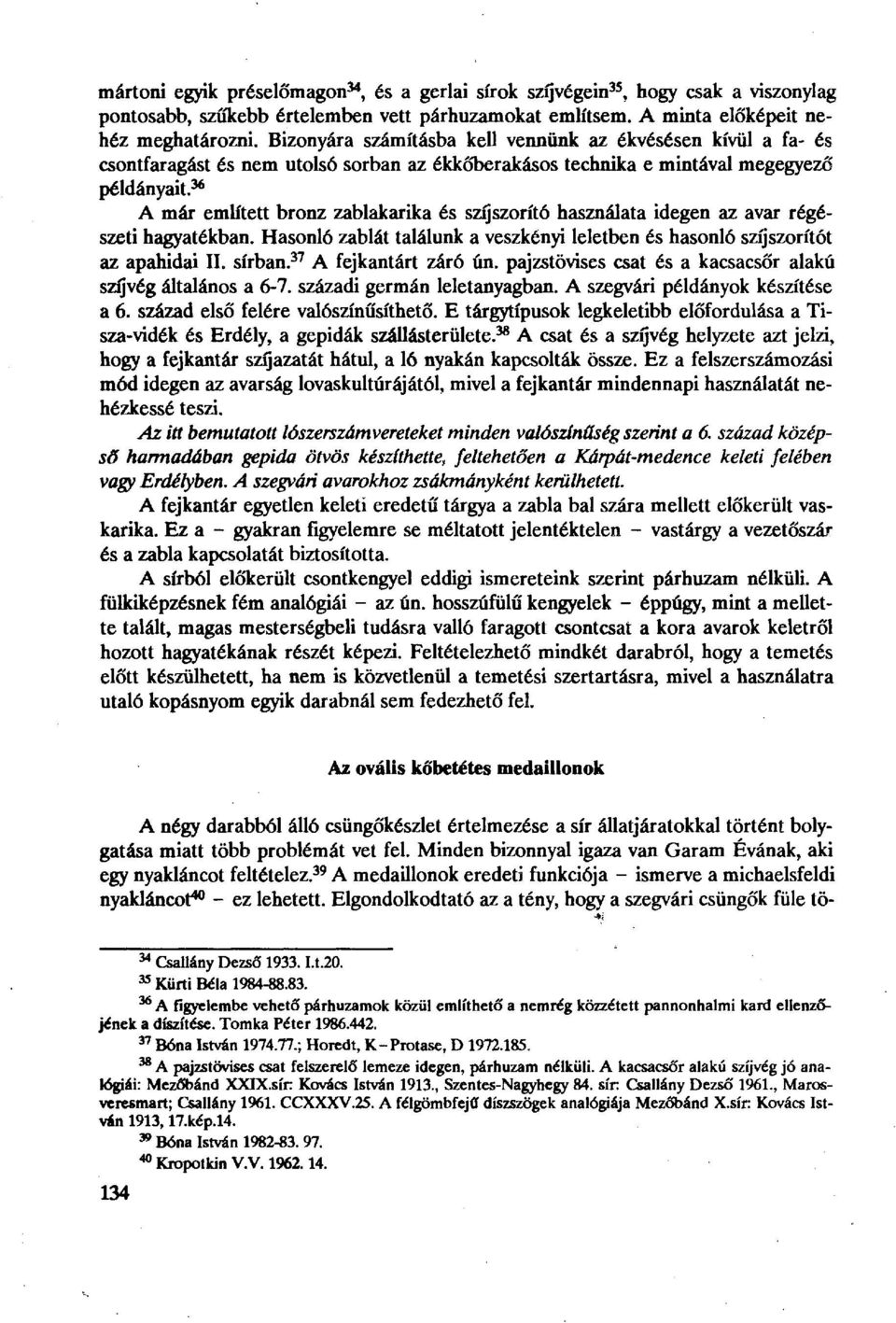 36 A már említett bronz zablakarika és szíjszorító használata idegen az avar régészeti hagyatékban. Hasonló zablát találunk a veszkényi leletben és hasonló szíjszorítót az apahidai II. sírban.