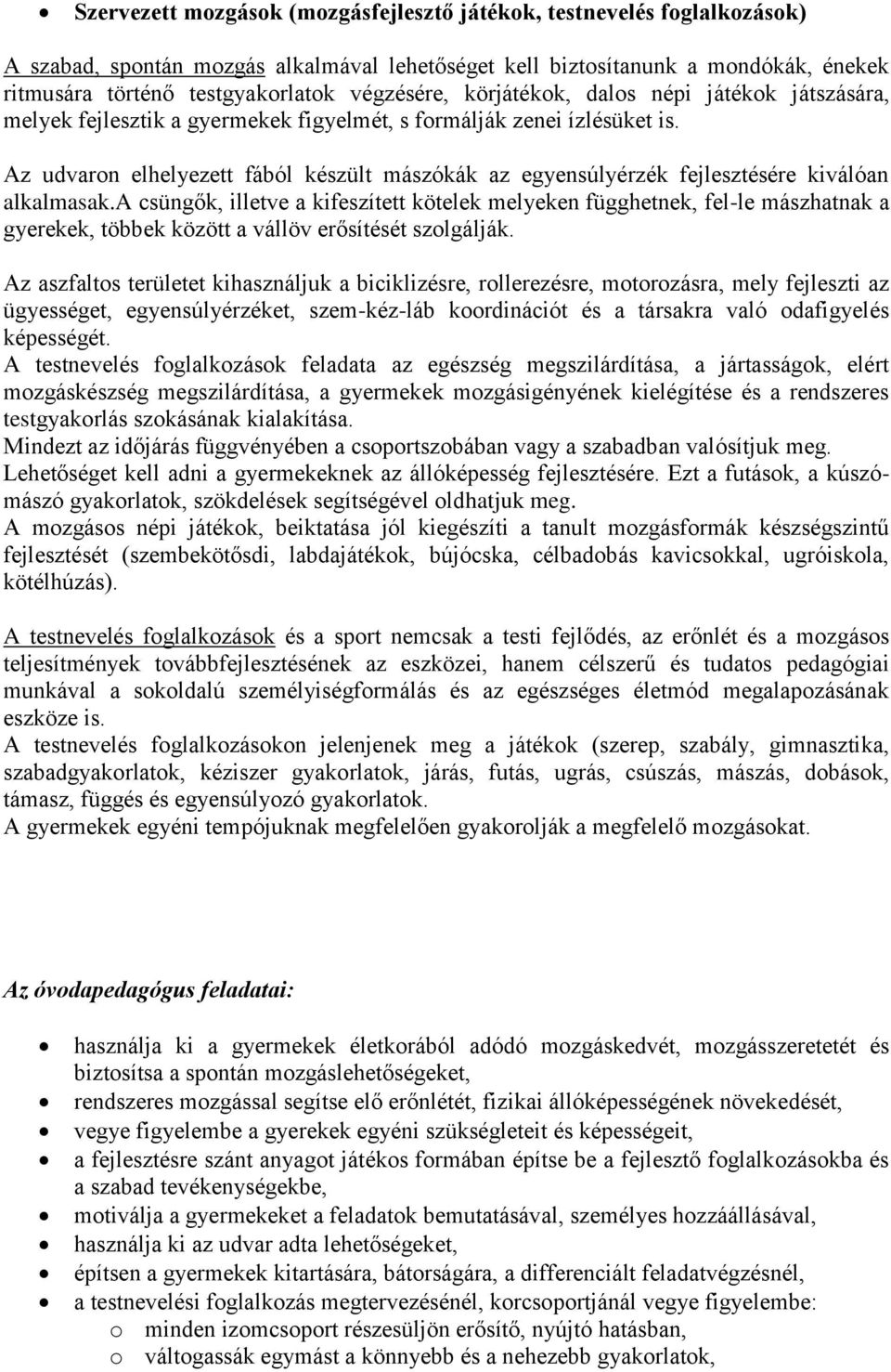 Az udvaron elhelyezett fából készült mászókák az egyensúlyérzék fejlesztésére kiválóan alkalmasak.