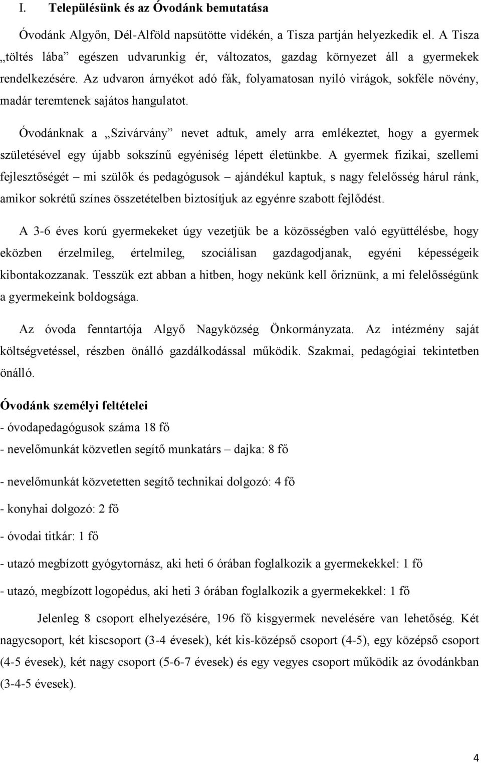 Az udvaron árnyékot adó fák, folyamatosan nyíló virágok, sokféle növény, madár teremtenek sajátos hangulatot.