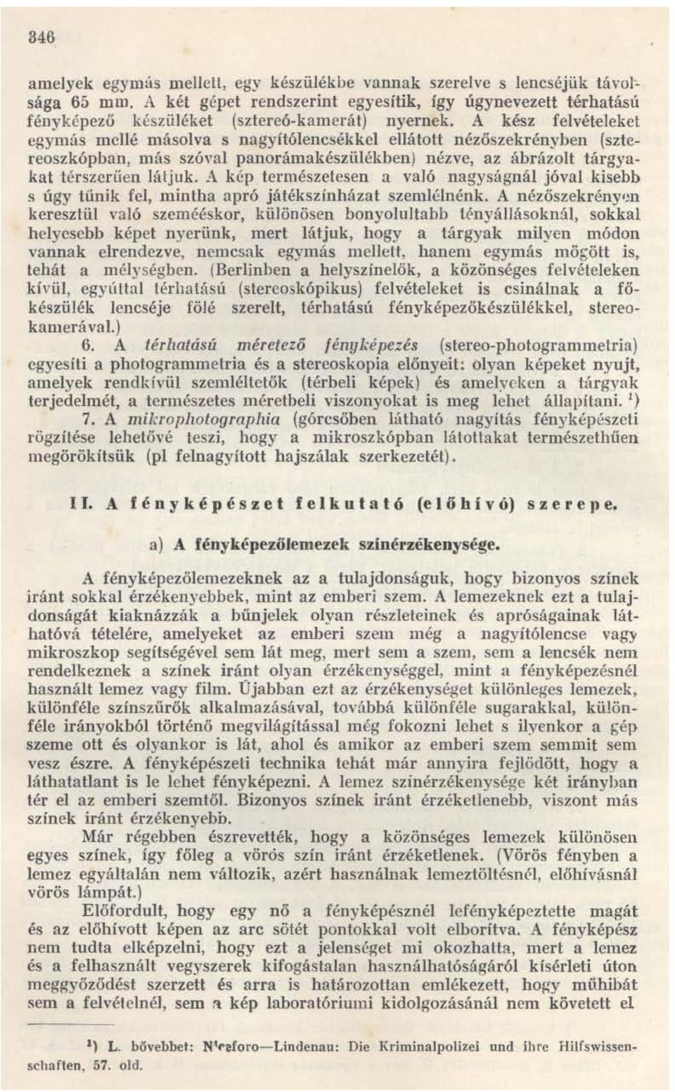 A kép természetesen a való nagyságnál jóval kisebb s úgy tűnik fel, nlintha apró játékszínházat szemlélnénk. A nézőszekrény'!