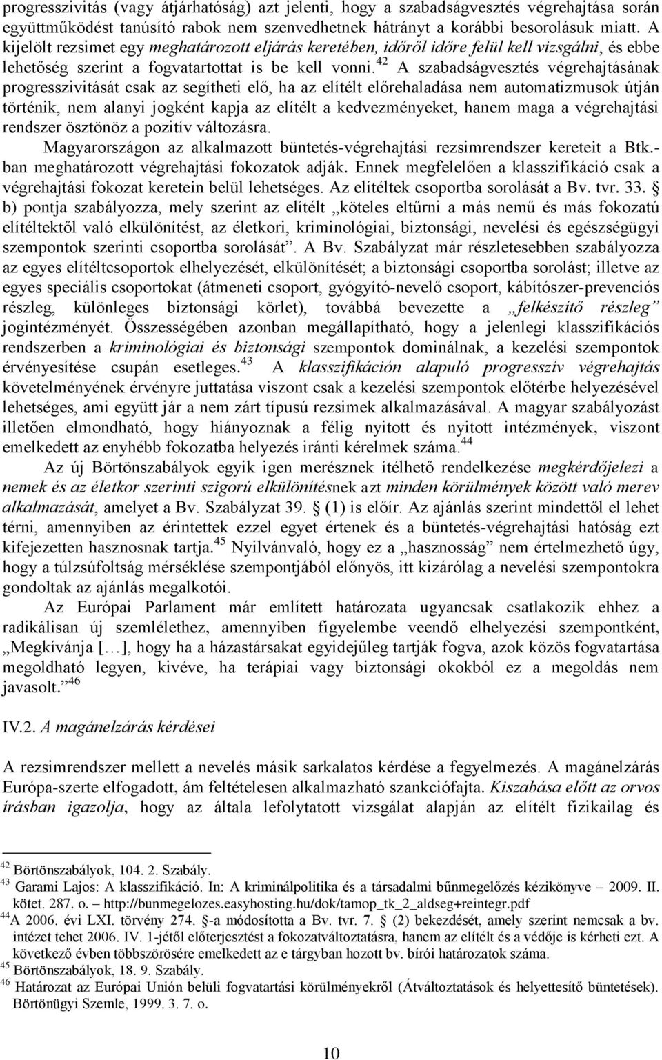 42 A szabadságvesztés végrehajtásának progresszivitását csak az segítheti elő, ha az elítélt előrehaladása nem automatizmusok útján történik, nem alanyi jogként kapja az elítélt a kedvezményeket,