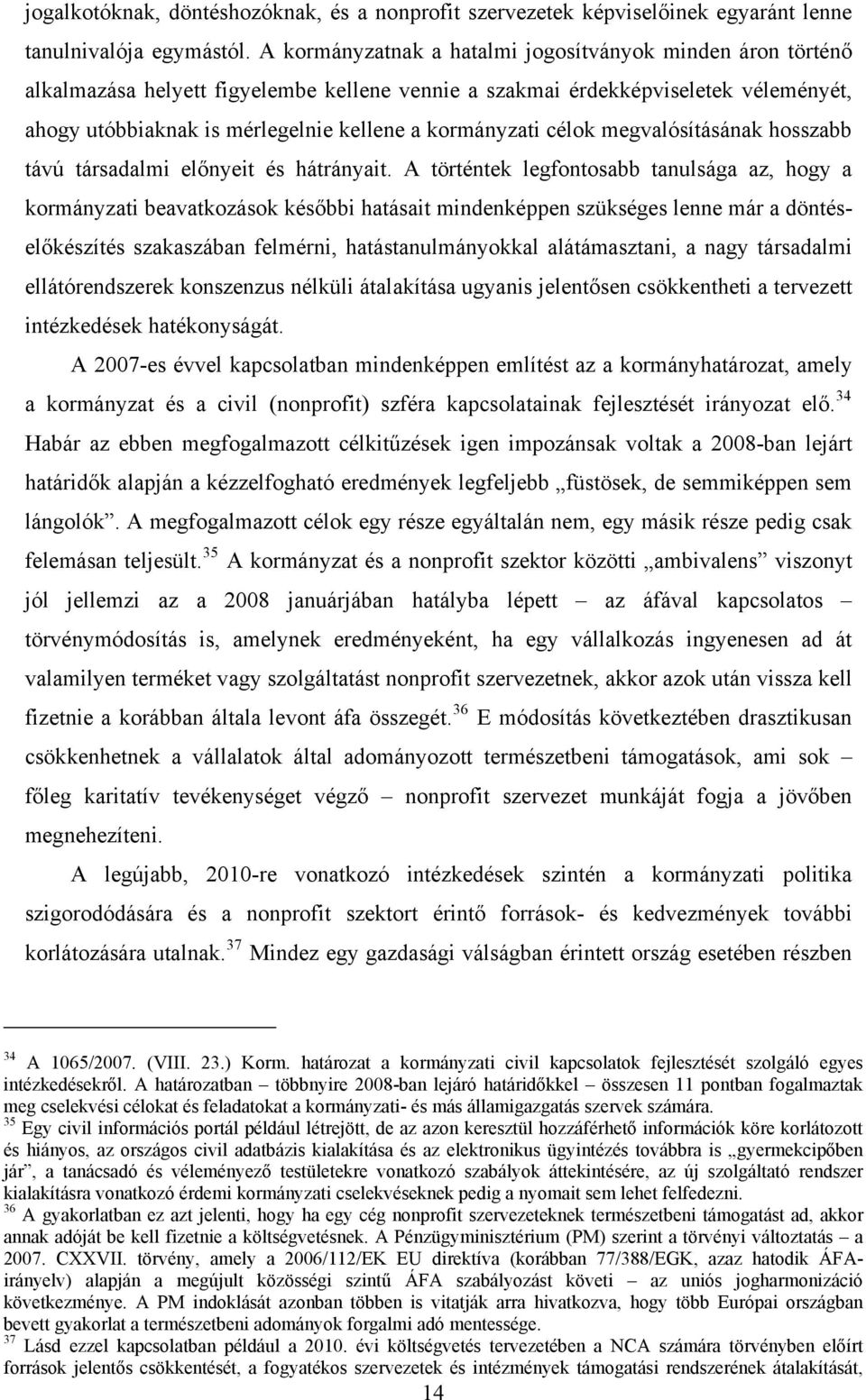 kormányzati célok megvalósításának hosszabb távú társadalmi előnyeit és hátrányait.