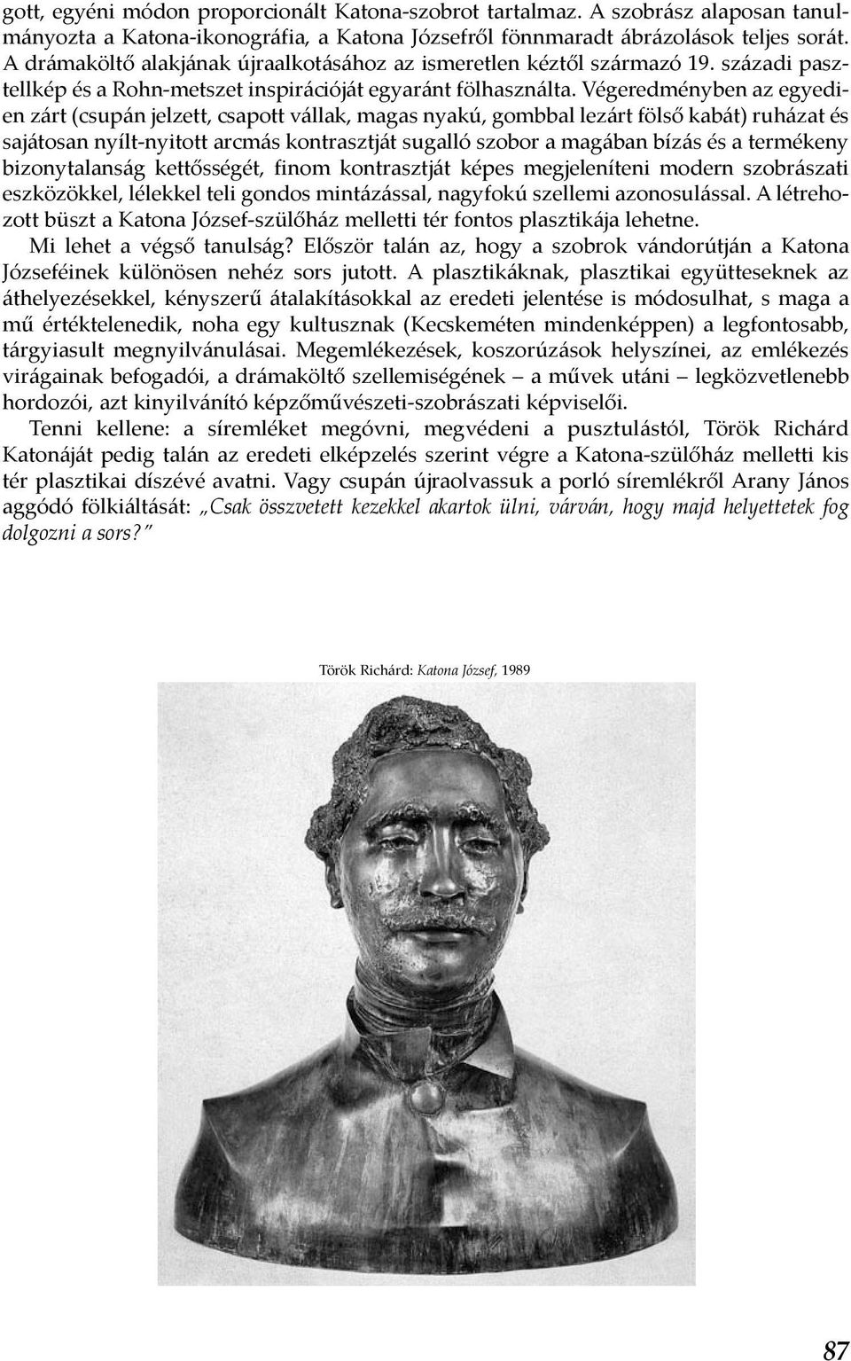 Végeredményben az egyedien zárt (csupán jelzett, csapott vállak, magas nyakú, gombbal lezárt fölső kabát) ruházat és sajátosan nyílt-nyitott arcmás kontrasztját sugalló szobor a magában bízás és a