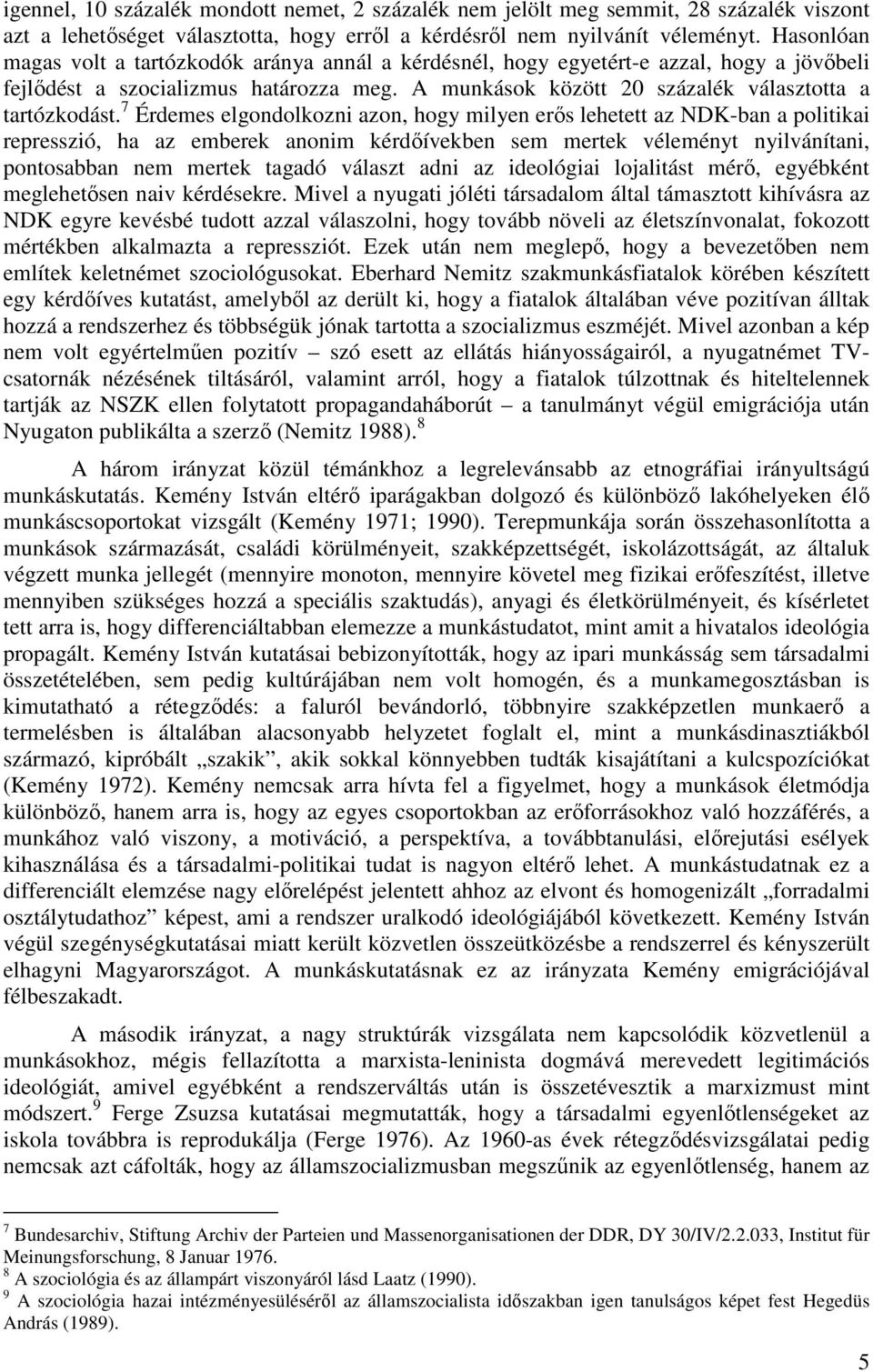 7 Érdemes elgondolkozni azon, hogy milyen erıs lehetett az NDK-ban a politikai represszió, ha az emberek anonim kérdıívekben sem mertek véleményt nyilvánítani, pontosabban nem mertek tagadó választ