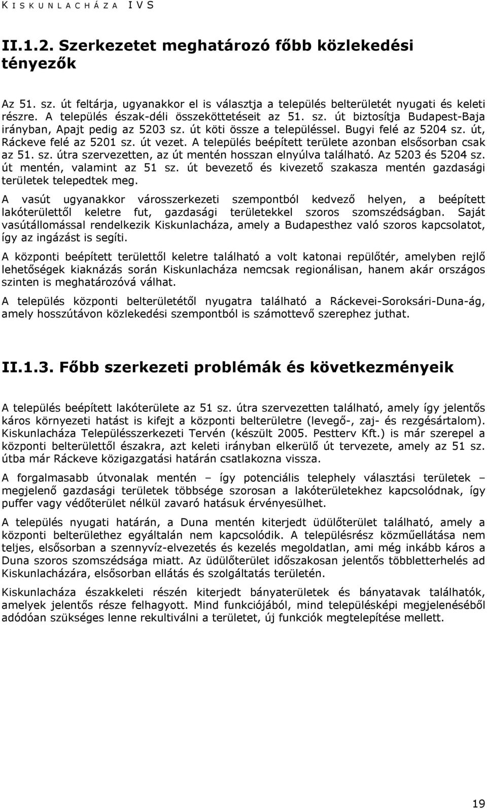 út vezet. A település beépített területe azonban elsősorban csak az 51. sz. útra szervezetten, az út mentén hosszan elnyúlva található. Az 5203 és 5204 sz. út mentén, valamint az 51 sz.