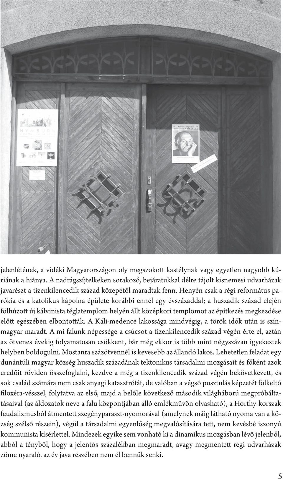 Henyén csak a régi református parókia és a katolikus kápolna épülete korábbi ennél egy évszázaddal; a huszadik század elején fölhúzott új kálvinista téglatemplom helyén állt középkori templomot az