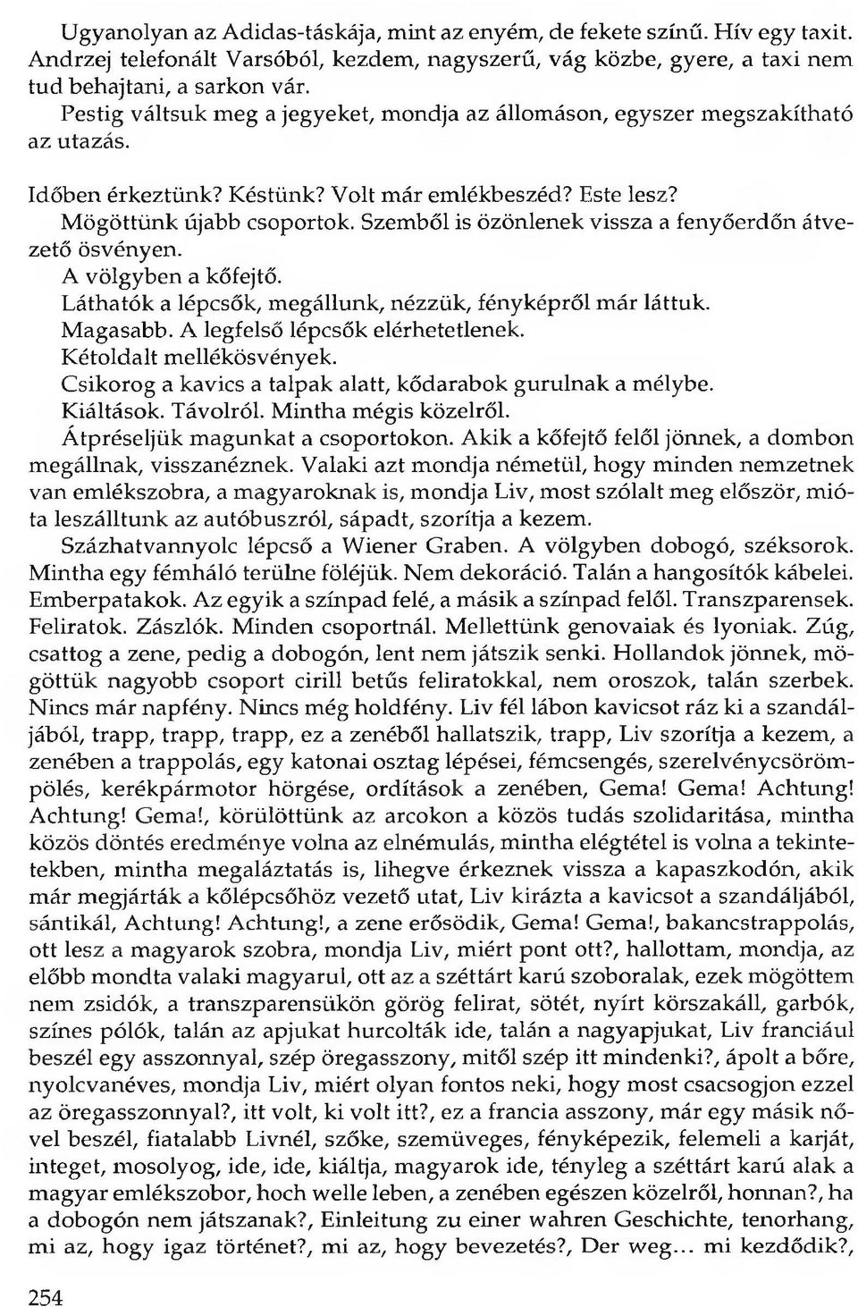 Szemből is özönlenek vissza a fenyőerdőn átvezető ösvényen. A völgyben a kőfejtő. Láthatók a lépcsők, megállunk, nézzük, fényképről már láttuk. Magasabb. A legfelső lépcsők elérhetetlenek.