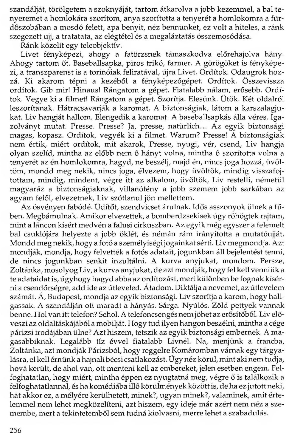 Livet fényképezi, ahogy a fatörzsnek támaszkodva előrehajolva hány. Ahogy tartom őt. Baseballsapka, piros trikó, farmer.