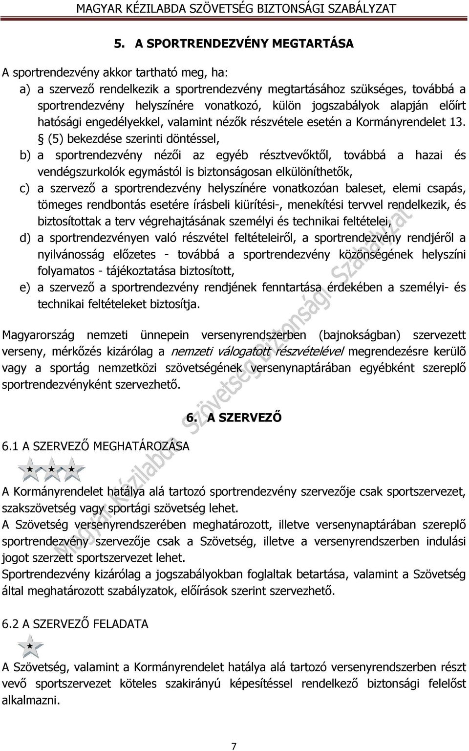 (5) bekezdése szerinti döntéssel, b) a sportrendezvény nézői az egyéb résztvevőktől, továbbá a hazai és vendégszurkolók egymástól is biztonságosan elkülöníthetők, c) a szervező a sportrendezvény