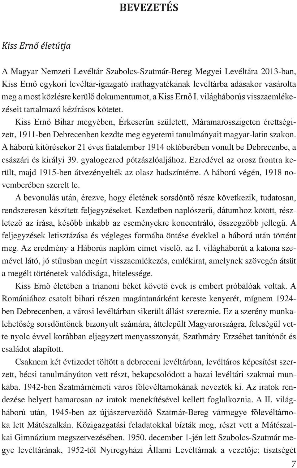 Kiss Ernő Bihar megyében, Érkeserűn született, Máramarosszigeten érettségizett, 1911-ben Debrecenben kezdte meg egyetemi tanulmányait magyar-latin szakon.