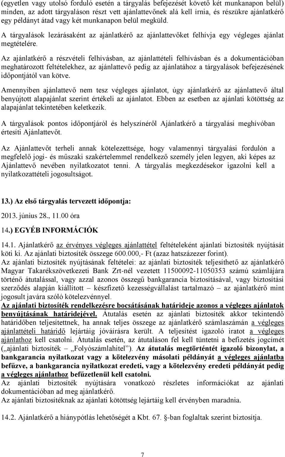 Az ajánlatkérő a részvételi felhívásban, az ajánlattételi felhívásban és a dokumentációban meghatározott feltételekhez, az ajánlattevő pedig az ajánlatához a tárgyalások befejezésének időpontjától