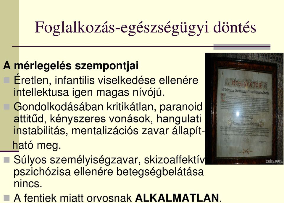 Gondolkodásában kritikátlan, paranoid attitűd, kényszeres vonások, hangulati instabilitás,