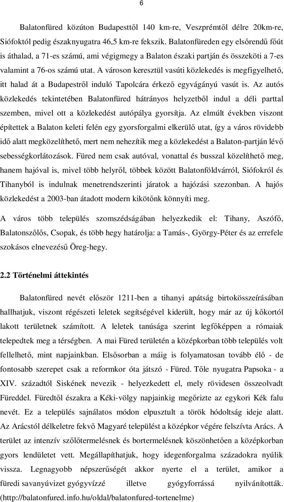 A városon keresztül vasúti közlekedés is megfigyelhető, itt halad át a Budapestről induló Tapolcára érkező egyvágányú vasút is.