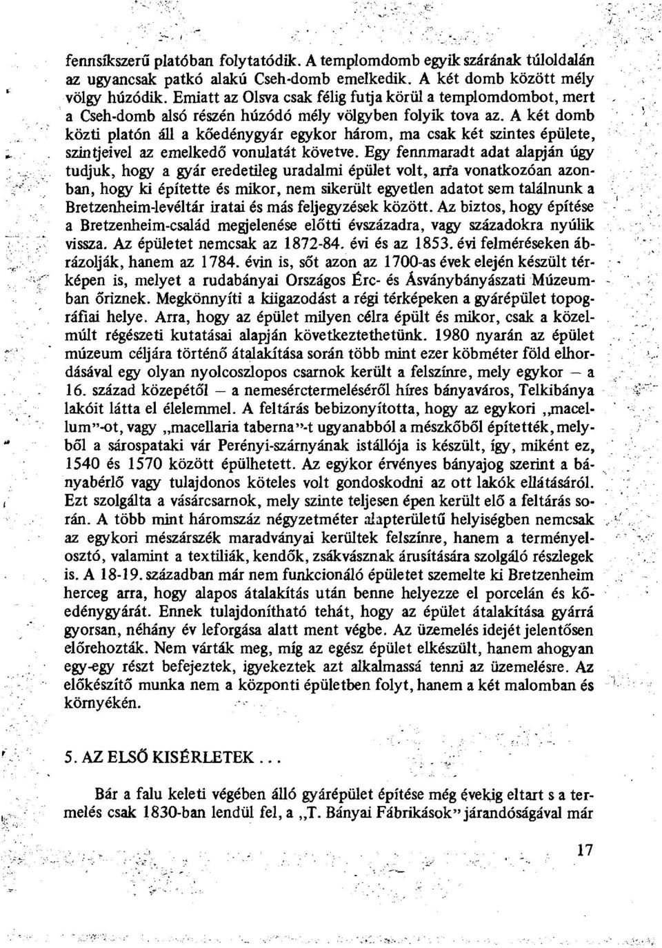 A két domb közti platón áll a kőedénygyár egykor három, ma csak két szintes épülete, szintjeivel az emelkedő vonulatát követve.