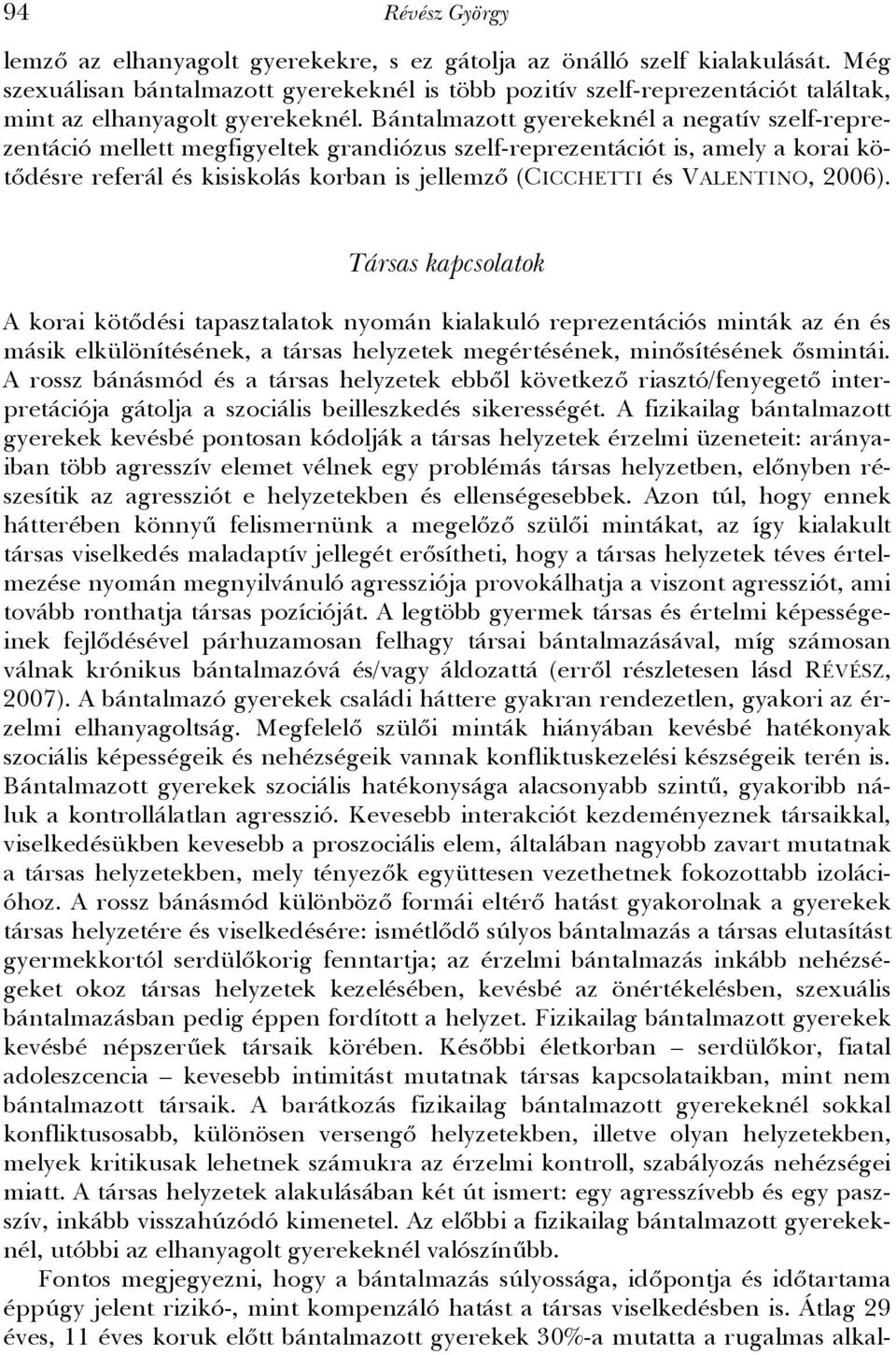 Bántalmazott gyerekeknél a negatív szelf-reprezentáció mellett megfigyeltek grandiózus szelf-reprezentációt is, amely a korai kötődésre referál és kisiskolás korban is jellemző (CICCHETTI és