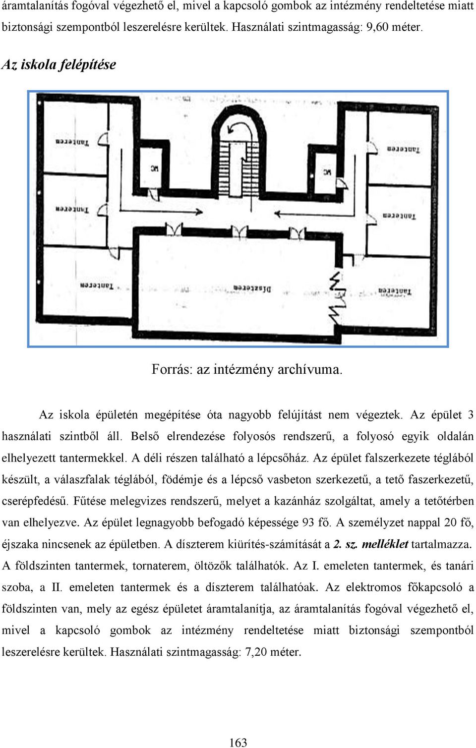 Belső elrendezése folyosós rendszerű, a folyosó egyik oldalán elhelyezett tantermekkel. A déli részen található a lépcsőház.