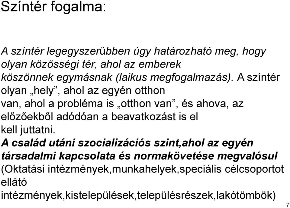 A színtér olyan hely, ahol az egyén otthon van, ahol a probléma is otthon van, és ahova, az előzőekből adódóan a beavatkozást is