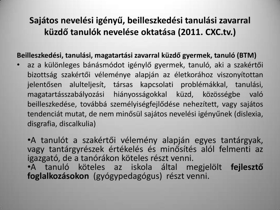 viszonyítottan jelentősen alulteljesít, társas kapcsolati problémákkal, tanulási, magatartásszabályozási hiányosságokkal küzd, közösségbe való beilleszkedése, továbbá személyiségfejlődése nehezített,