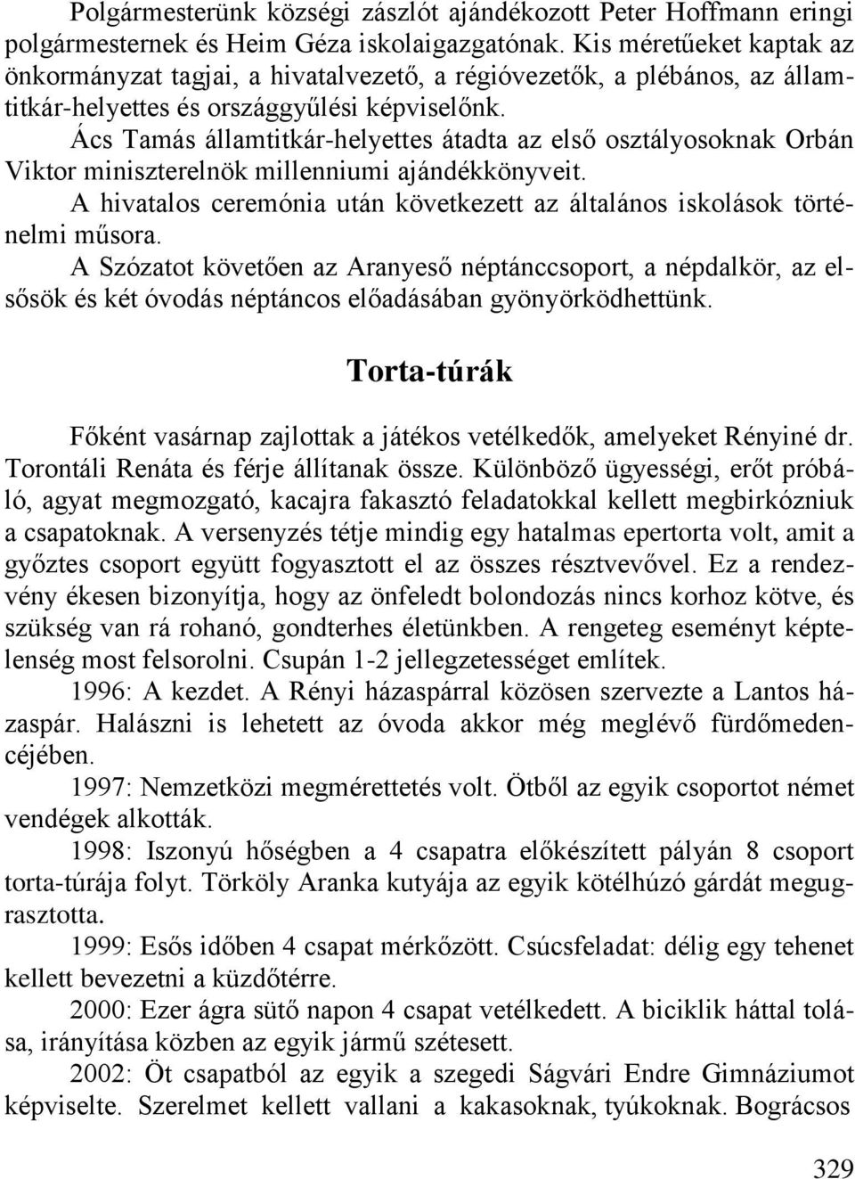 Ács Tamás államtitkár-helyettes átadta az első osztályosoknak Orbán Viktor miniszterelnök millenniumi ajándékkönyveit. A hivatalos ceremónia után következett az általános iskolások történelmi műsora.