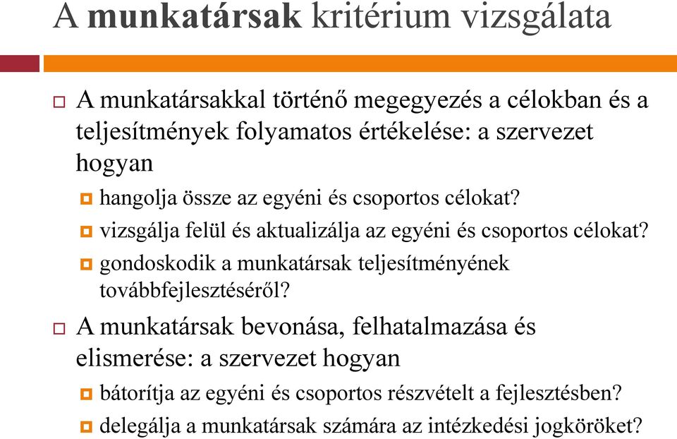 gondoskodik a munkatársak teljesítményének továbbfejlesztéséről?