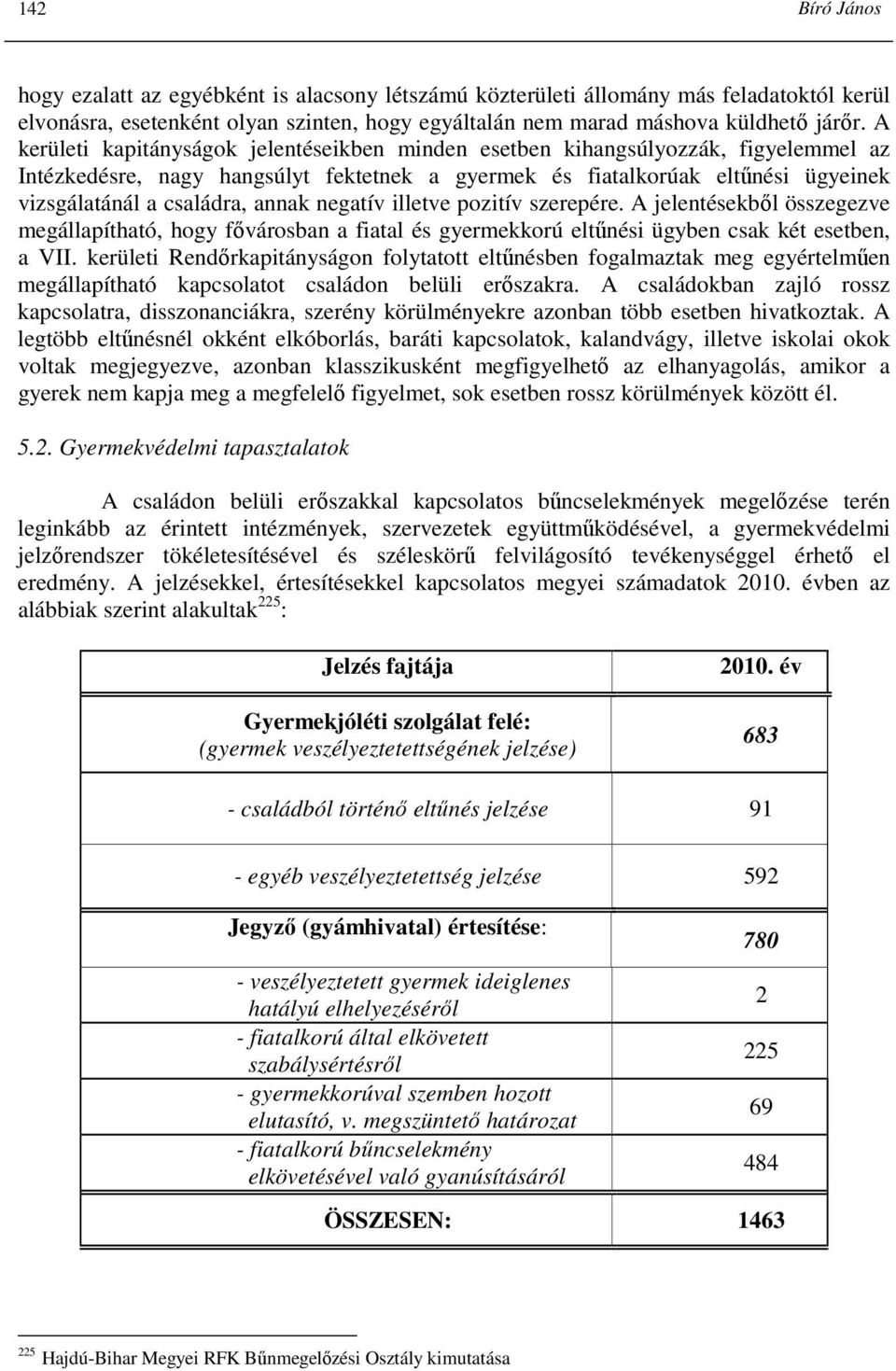 annak negatív illetve pozitív szerepére. A jelentésekbıl összegezve megállapítható, hogy fıvárosban a fiatal és gyermekkorú eltőnési ügyben csak két esetben, a VII.